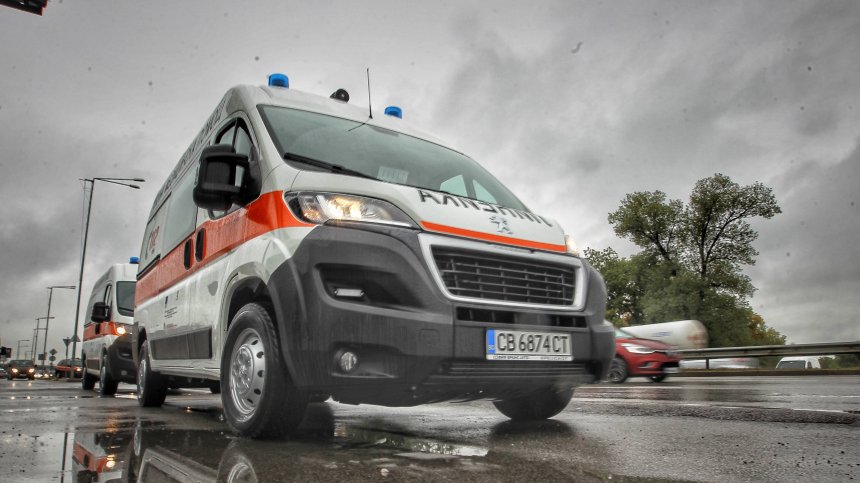 Дете пострада при катастрофа между два автомобила в София, единият бил учебен