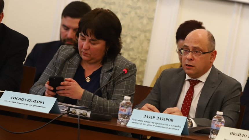 Правителство, бизнес и синдикати обсъждат нов размер на минималната работна заплата