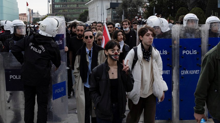 Турските власти задържаха и адвоката на Екрем Имамоглу