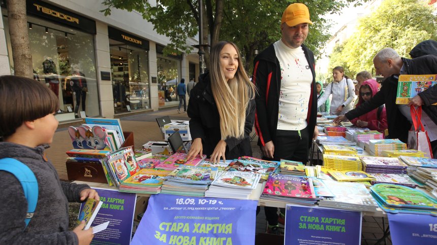 Има надежда - деца се редят на опашки със стара хартия, за да получат нова книга