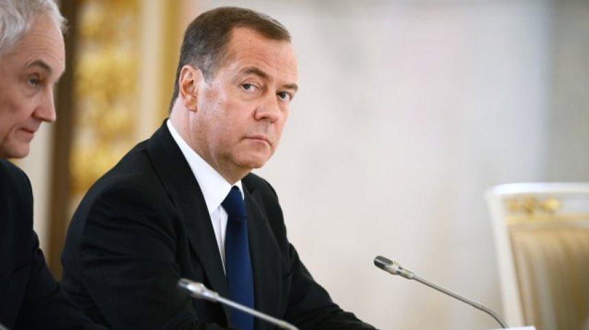 Медведев отвърна на Г-7: Намекват за ядрен конфликт между Русия и НАТО