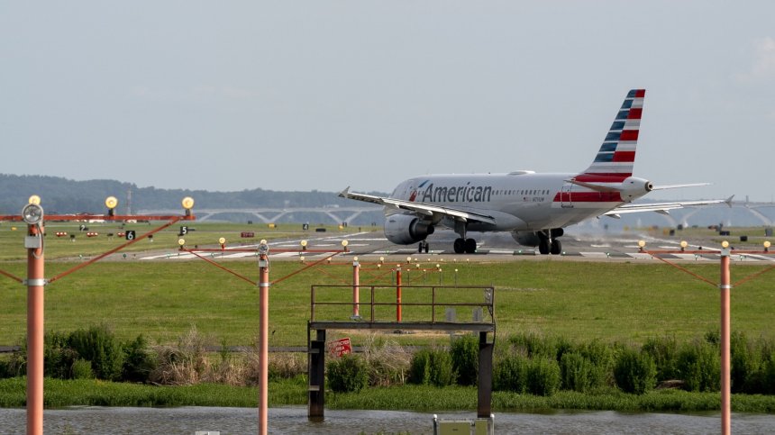 Мъж скочи от самолет, докато набирал скорост за излитане от писта в Лос Анджелис