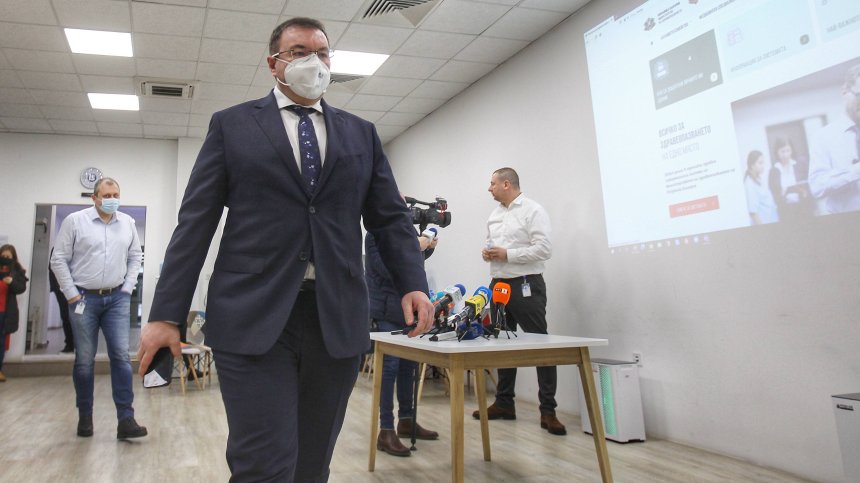 Ангелов: Само в България се отказваме от ваксина, защото не е избраната от нас