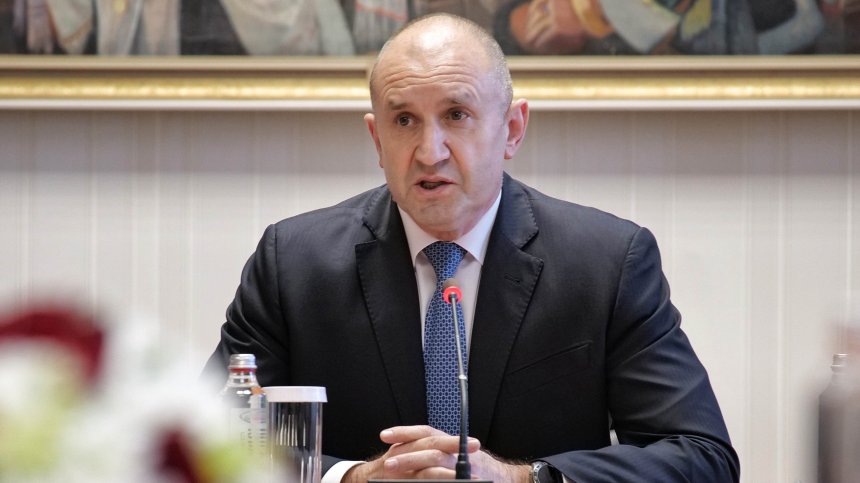 Румен Радев няма да подписва укази, не одобрява Даниел Митов за външен министър
