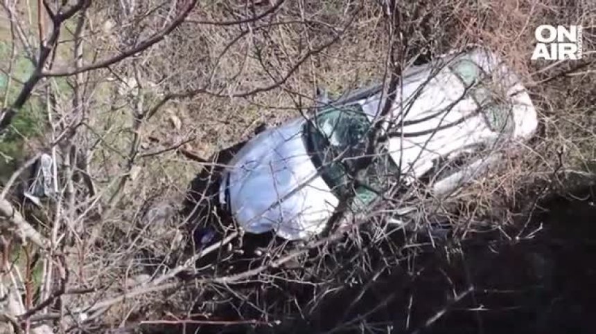 Автомобил падна от мост в Дупница, трима души са в болница