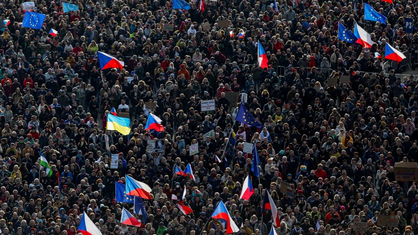 Стотици хиляди на протест срещу правителството на Андрей Бабиш в Чехия (СНИМКИ)