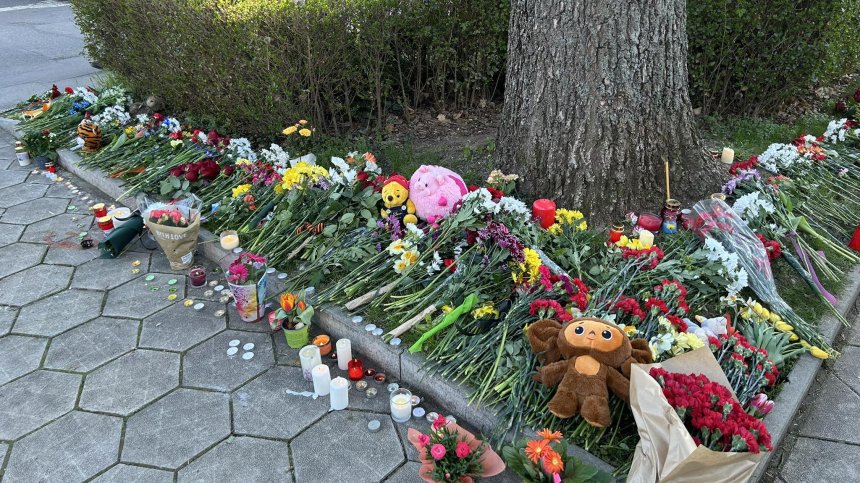 Цветя, свещи и играчки пред руското посолство в памет на жертвите от атентата в Москва
