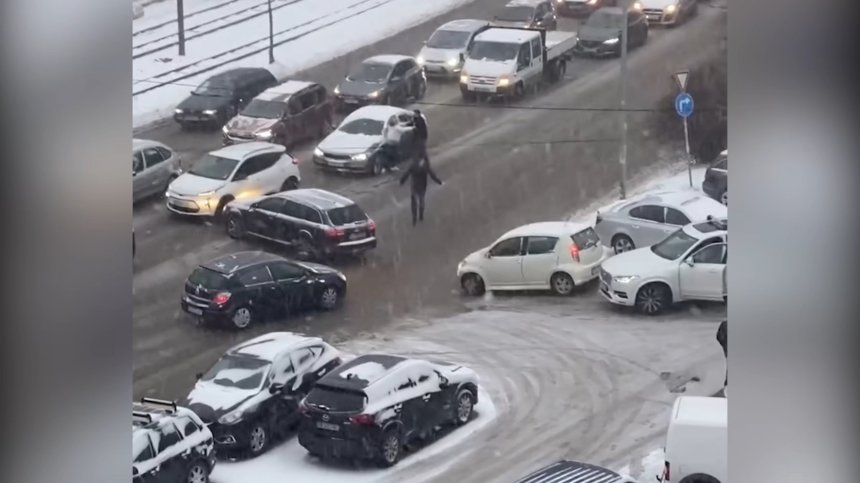 Шофьори се млатиха на пътя в София след спор за отнето предимство (+ВИДЕО)