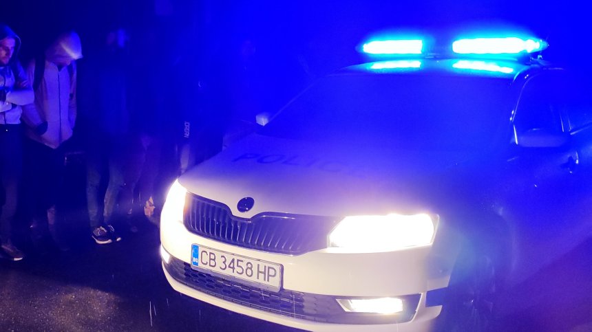 Хванаха двама каналджии с 18 мигранти в местност между Нови Искър и с. Владо Тричков