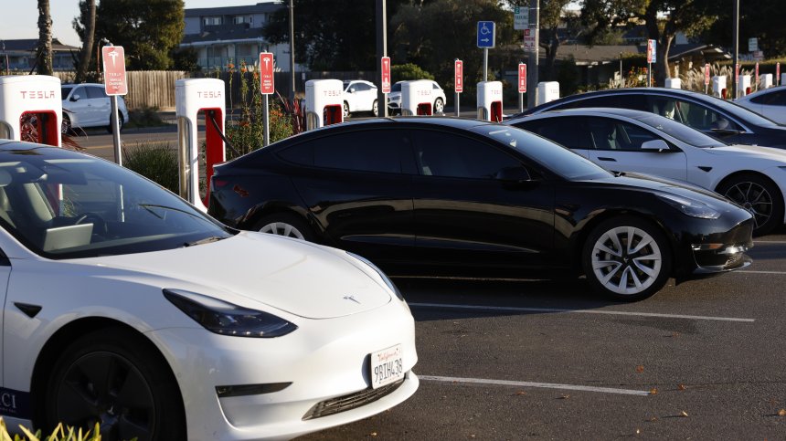 Tesla отбеляза спад в продажбите за миналата година