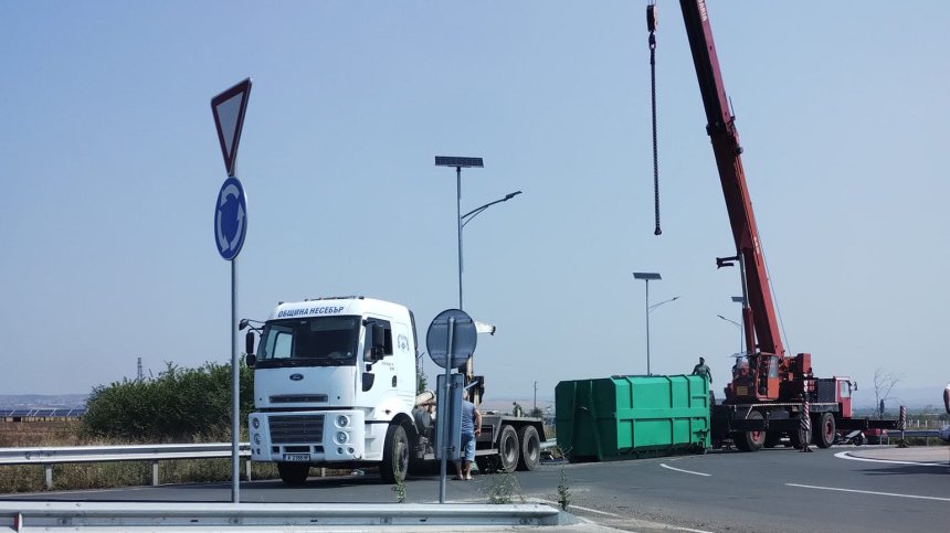 Камион за боклук се обърна на пътя Бургас - Слънчев бряг заради висока скорост