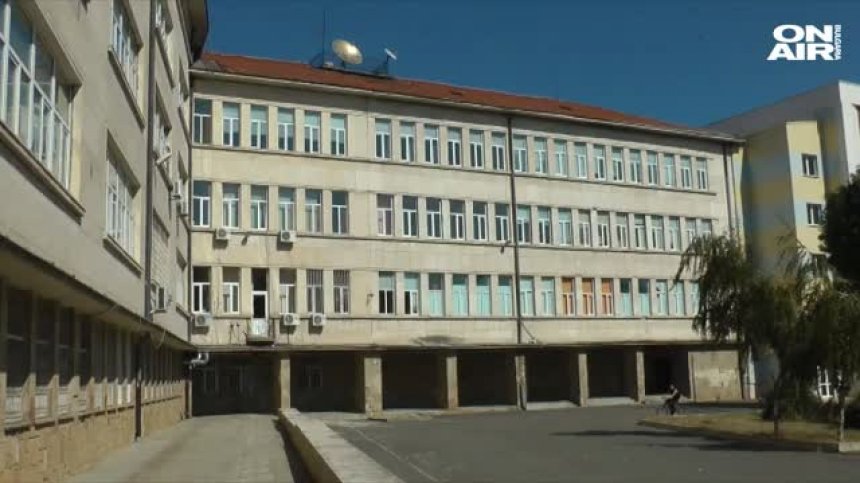 Бивши възпитаници на Математическата гимназия в Бургас ѝ направиха щедро дарение