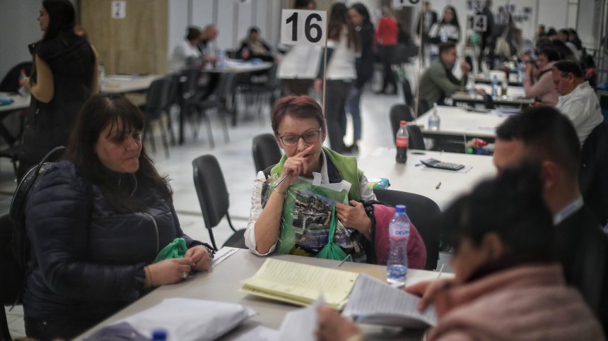 Броенето на вота: Припаднал председател на СИК и изключително куриозен случай