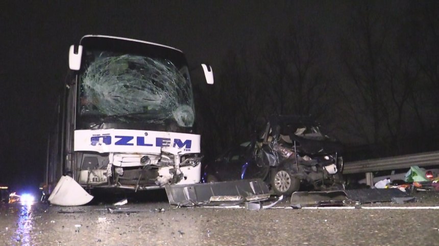 Автобус с турска регистрация премаза мъж и жена край Бургас