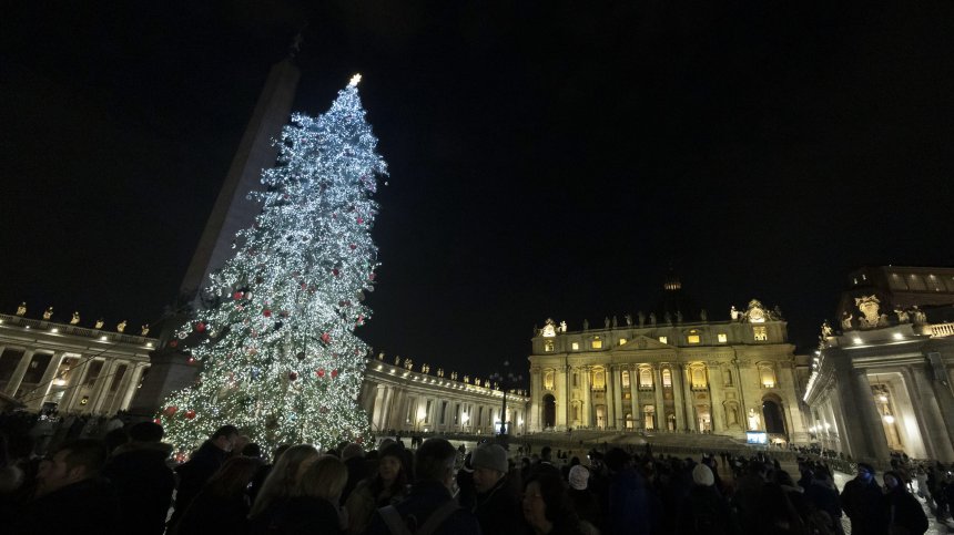 30-метрово коледно дърво грейна във Ватикана