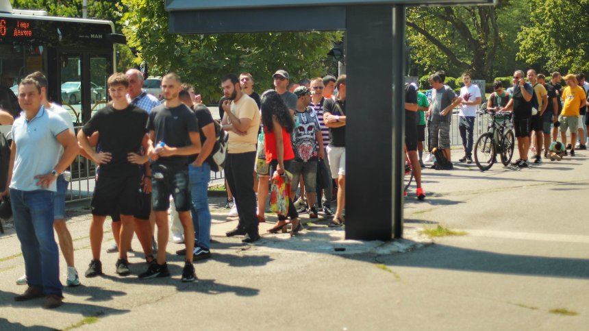 Истерия за билети: Феновете на "Левски" образуваха огромни опашки пред касите