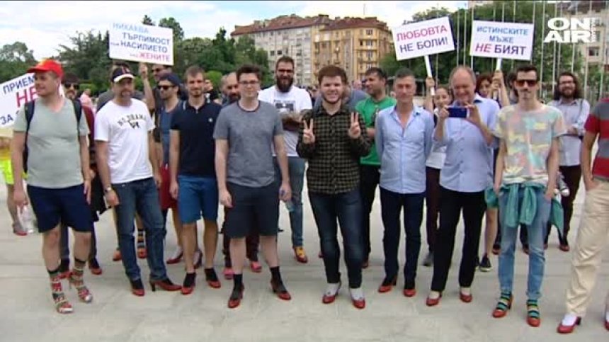 Мъже вървяха с високи токчета като протест срещу насилието над жени