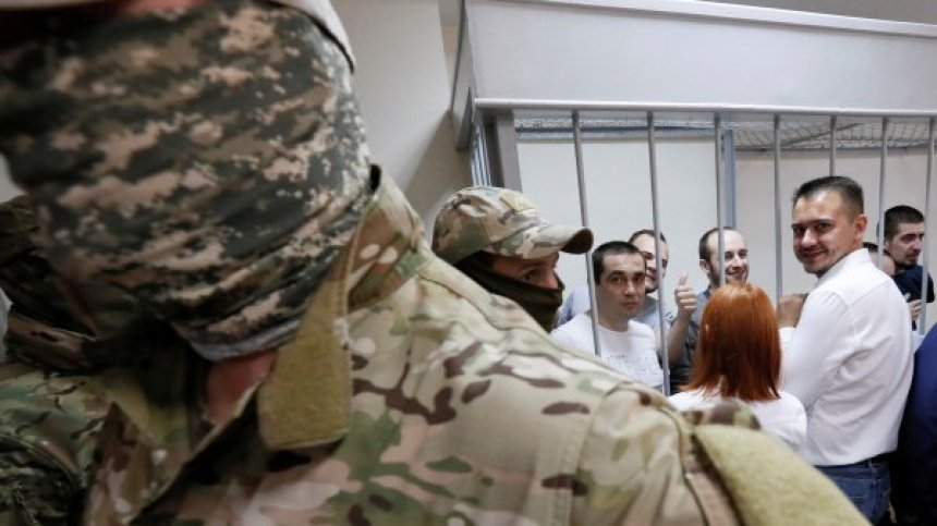 Русия удължи ареста на част от задържаните украински моряци
