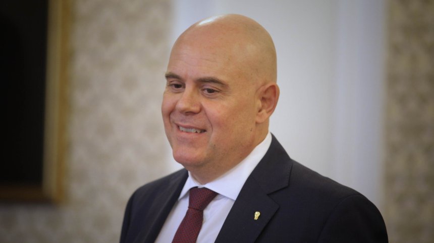 Гешев иска с писма от МВР и МРРБ данните за злоупотреби при ремонти на пътища