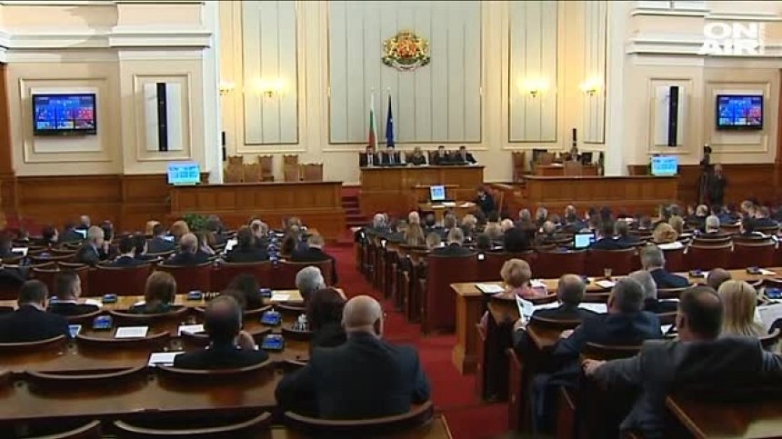 Вотът на недоверие укрепва управляващото мнозинство
