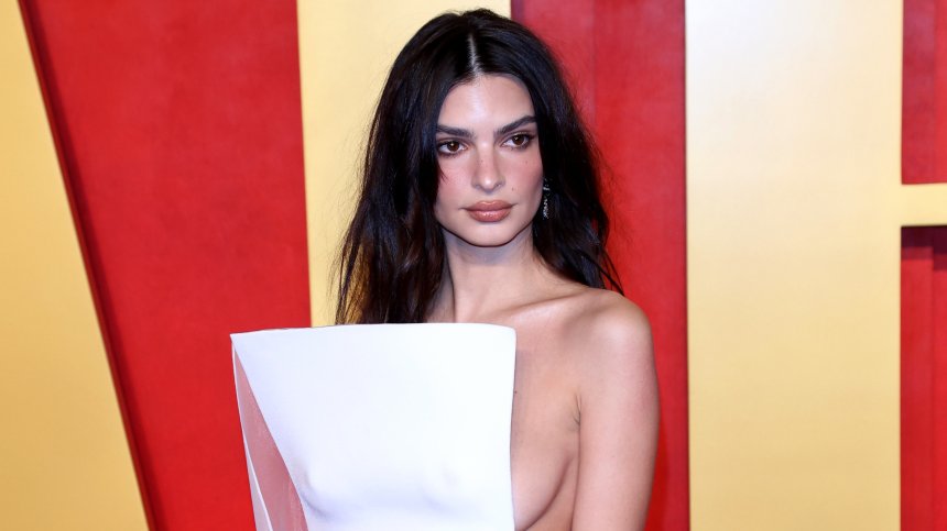 Емили Ратайковски преживява развода с... уникални бижута