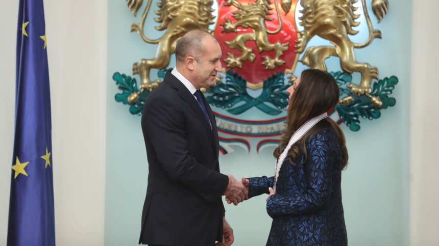 Радев удостои с орден "Мадарски конник" първа степен посланика на САЩ в България
