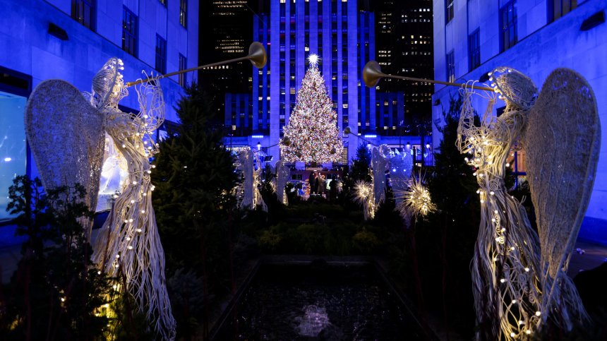 В Ню Йорк запалиха светлините на най-известната коледна елха (+СНИМКИ)