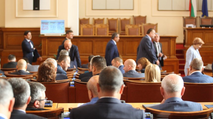 ПП-ДБ решава кой къде ще седи за новата сесия, депутатите решават за Конституцията