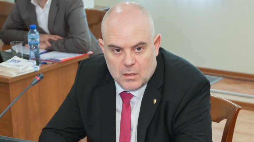 Министър Славов иска решение за Гешев до ден-два, главният прокурор се защити