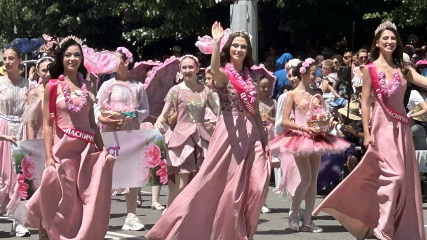 Хиляди дефилираха на Празника на розата в Казанлък (+ВИДЕО)