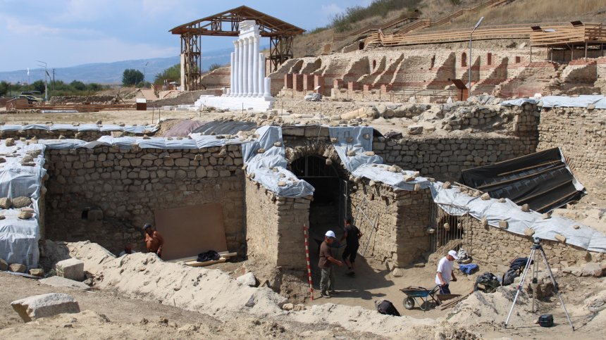 Откриха глава на статуя в Хераклея Синтика