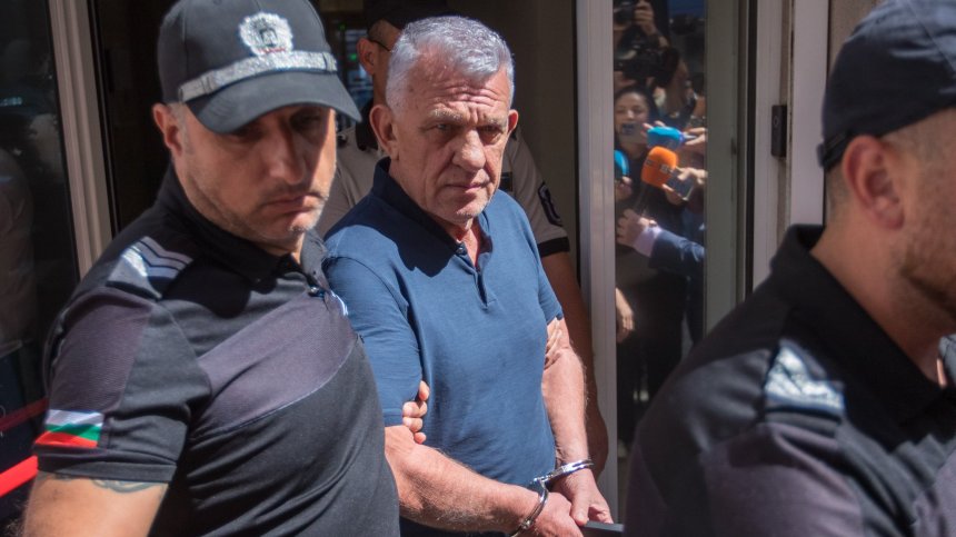 С белезници доведоха Никола Николов - Паскал пред Антикорупционната комисия
