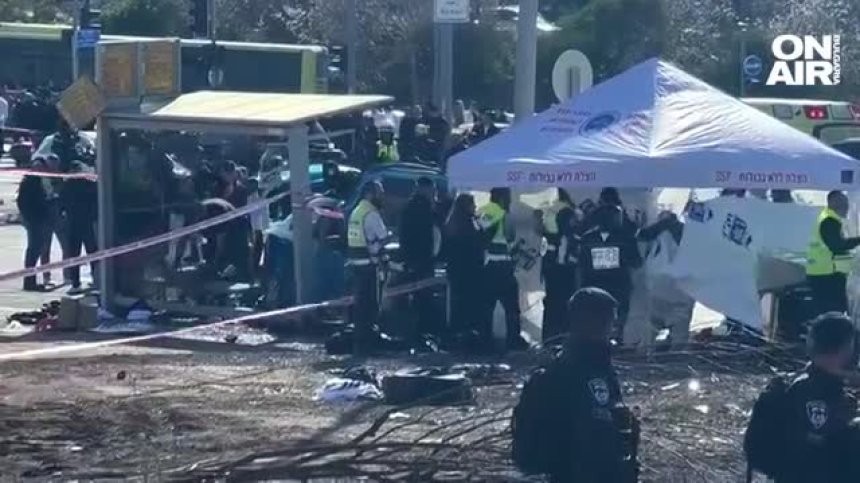 Терористична атака в Израел? Кола се вряза в автобусна спирка, загина дете