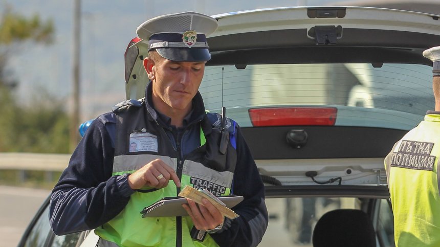 120 екипа на "Пътна полиция" следят трафика по пътищата в цялата страна