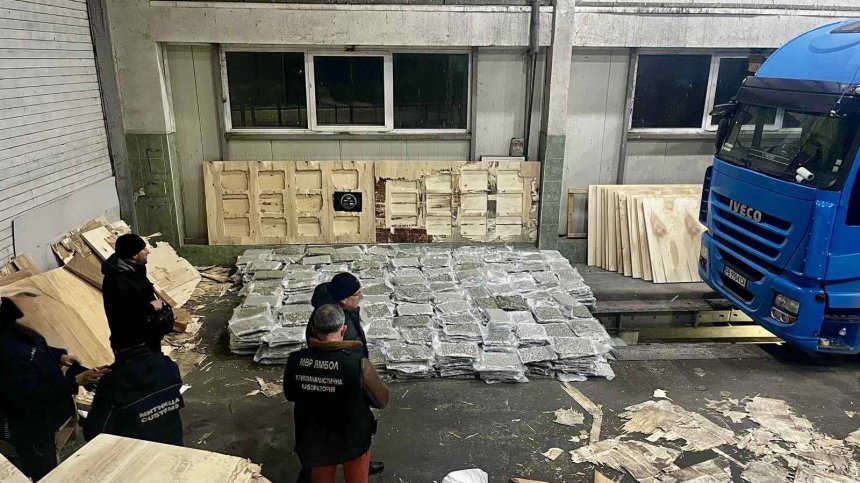 Митничари откриха 700 кг марихуана в тайник на камион