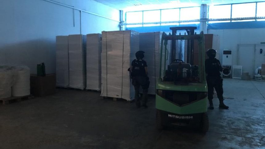 Полицаи разбиха нелегална фабрика за цигари в Ботевград