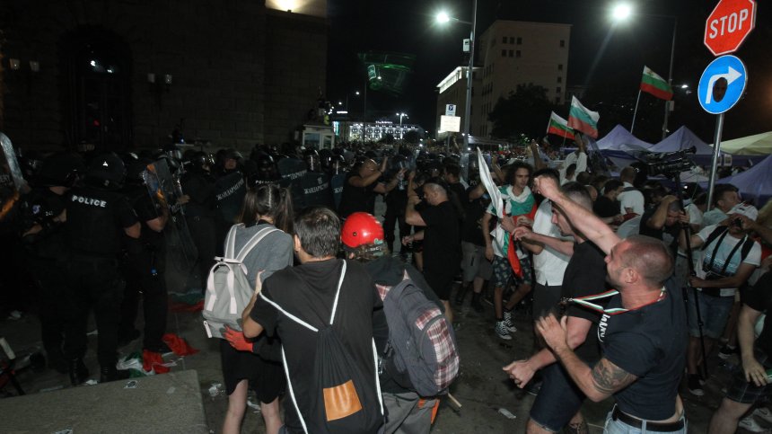 Излязоха имената на 130 евентуално подслушвани по време на протестите