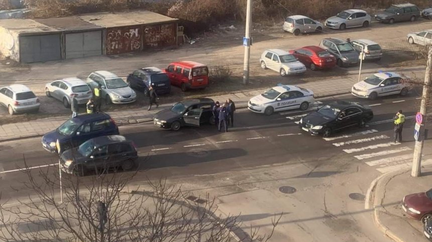 76-годишен е блъснал жената и детето в "Дружба", не спрял на зебра