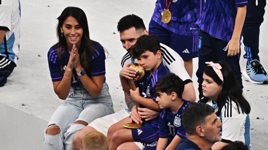 Меси със заслужена почивка след успеха над "Лил", заведе семейството си в Барселона