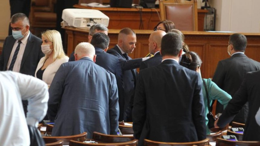 Двойното гражданство на Петков и дипломата на Гешев - на дневен ред за депутатите
