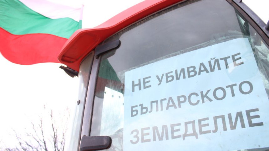 Протестите на зърнопроизводителите продължават, трактори затрудниха движението край Дупница