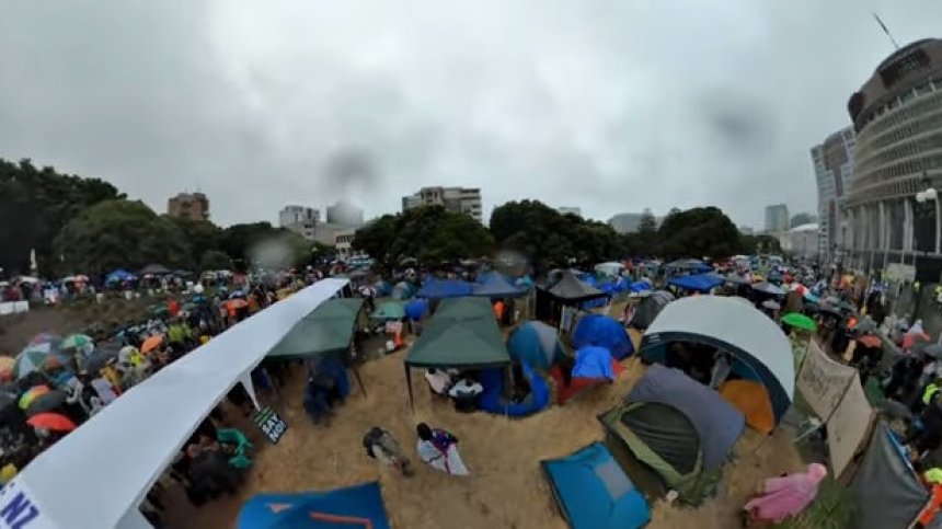 Циклонът Дови с пориви до 130 км/ч не спря протеста срещу Ковид мерките в Нова Зеландия (+ВИДЕО)