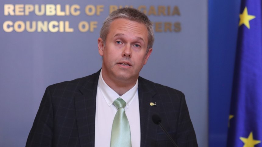 Изслушват министър Йоловски за скандала с машините за гласуване