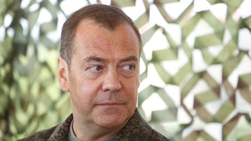 Медведев: Врагът трябва да пълзи на колене и да моли за милост