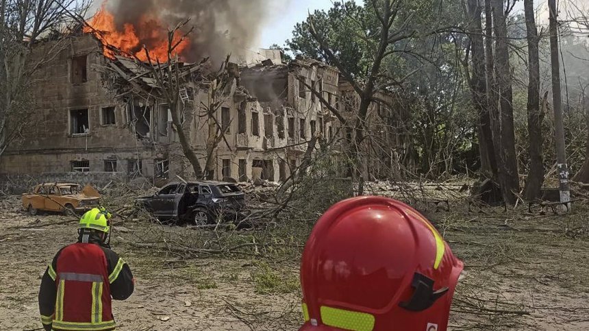 Русия порази болница в Днипро и уби двама, Киев свали ирански дронове