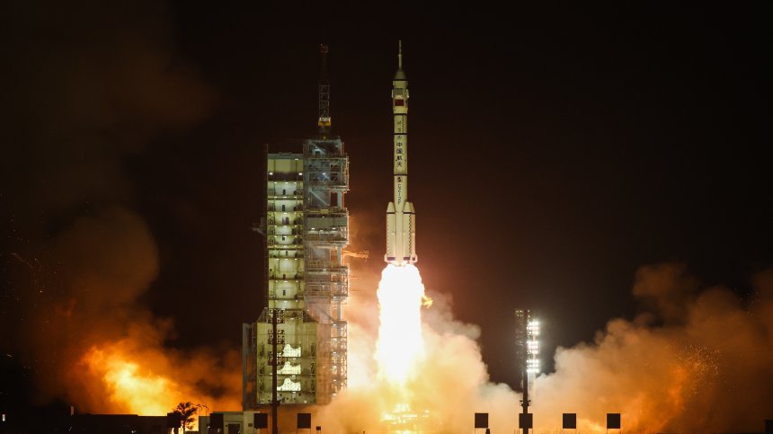 Екипажът на китайската мисия "Shenzhou-18" излетя към космическата станция "Тянгун"