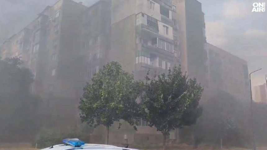 Голям пожар в Пазарджик стигна жилищен квартал, погълна гаражи с коли (+ВИДЕО)