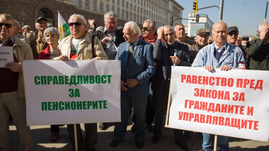 Парите за пенсии - хората не искат да наливат в нереформирани системи