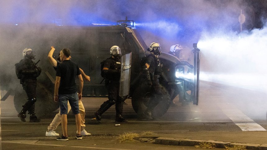 Пета вечер протести и сблъсъци разтърсват Сърбия