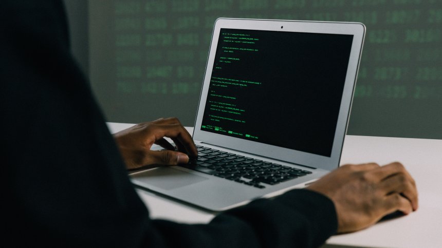 Китайски шпионин използва LinkedIn, за да се сдобие с държавни тайни на Великобритания